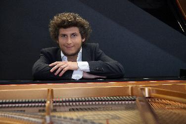 Pianist Yojo gibt  Benefizkonzert in August-Horch-Schule